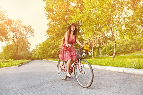 Giovane donna e bici — Foto Stock