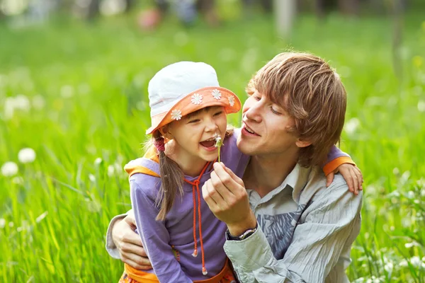 Far och dotter en promenad sommardag — Stockfoto