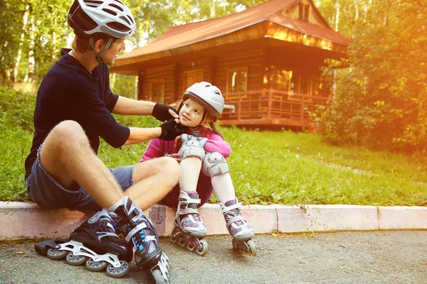 Baba ve kızı bir kask içinde — Stok fotoğraf