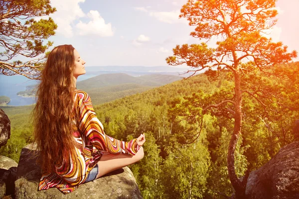 Mujer joven meditando — Foto de Stock