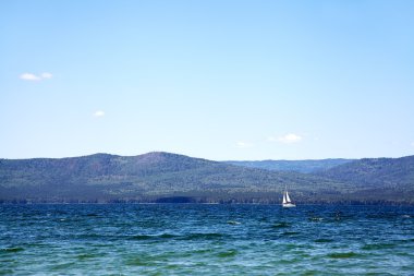 Bir dağ Gölü üzerinde yelken yat