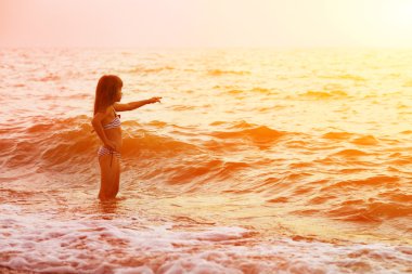 gün batımında kız