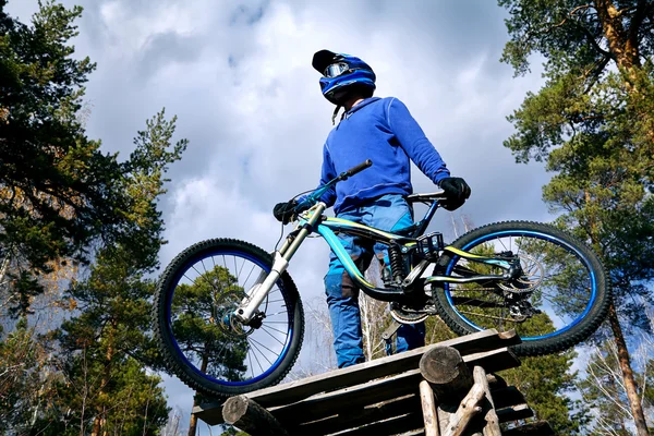 Uomo in sella a una mountain bike — Foto Stock