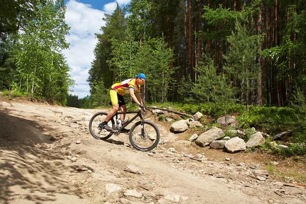 Mann fährt Mountainbike — Stockfoto