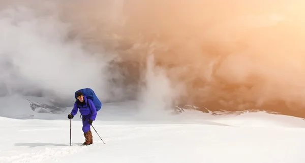 Turista v hoře — Stock fotografie