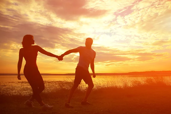 Silhouetten eines jungen Paares — Stockfoto