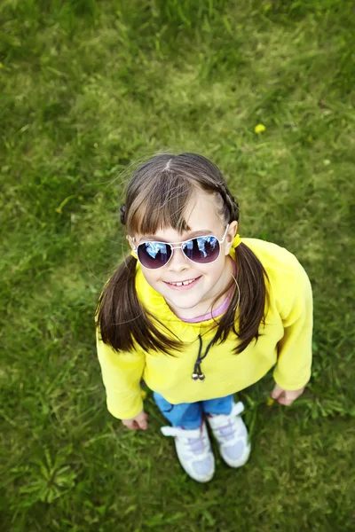Ευτυχισμένο κοριτσάκι στο πάρκο. — Φωτογραφία Αρχείου