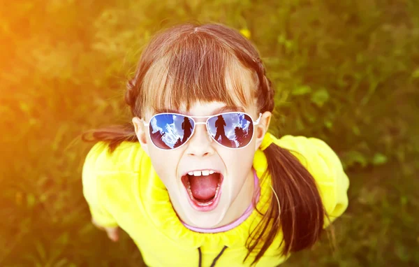 Menina feliz no parque — Fotografia de Stock