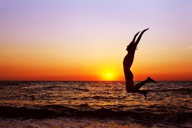 Gün batımında bir adamın silueti