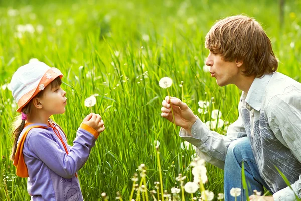 Vater und Tochter spazieren an einem Sommertag — Stockfoto