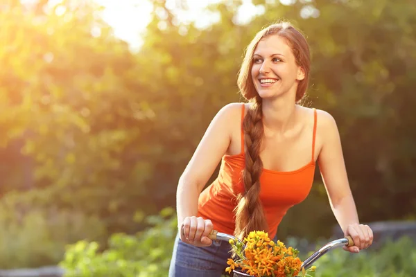 Young woman and bike — Stock Photo, Image