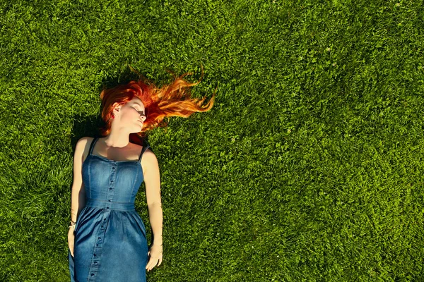 Kızıl saçlı kız uyku — Stok fotoğraf