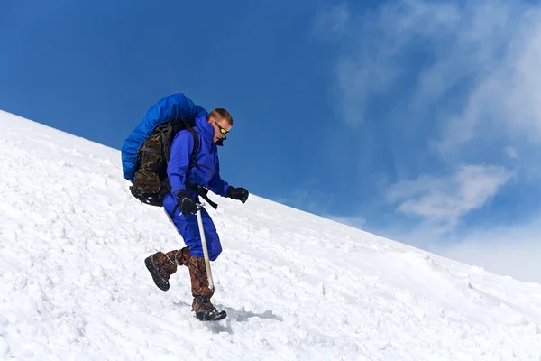 Hiker in the mountain — Stock Photo, Image