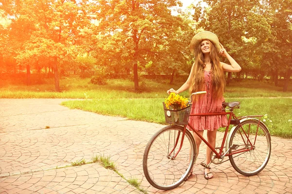 Mujer joven y bicicleta —  Fotos de Stock