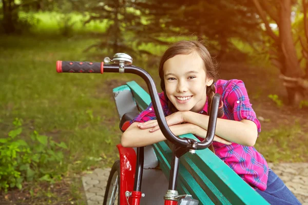 十几岁的女孩，与一辆自行车 — 图库照片