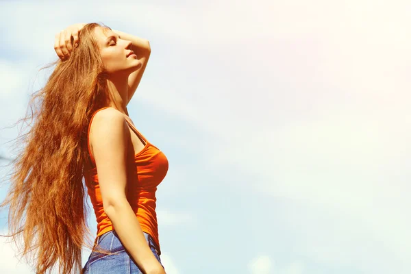 Outdoor portrait of a beautiful woman — Stock Photo, Image