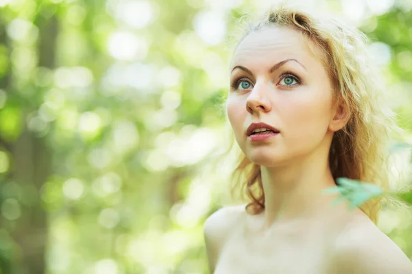 Outdoor portrait of a beautiful woman — Stock Photo, Image