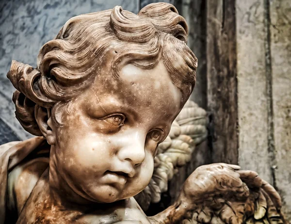 Cupido de fuente de agua bendita en la Basílica de San Pedro, Rom — Foto de Stock