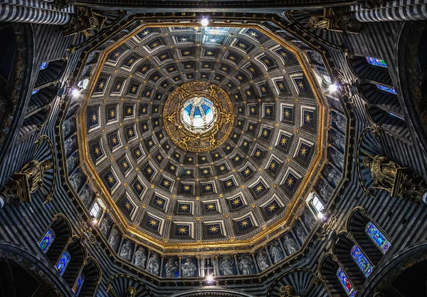 Detalhe arquitetônico em siena — Fotografia de Stock