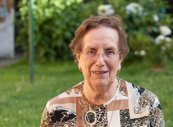 Mulher idosa retrato ao ar livre . — Fotografia de Stock