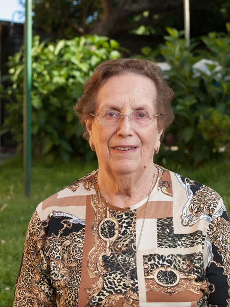 Mulher idosa retrato ao ar livre . — Fotografia de Stock