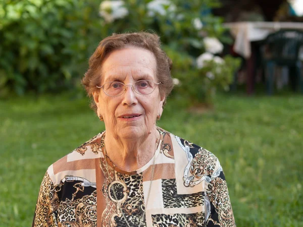 Äldre kvinna porträtt utomhus. — Stockfoto