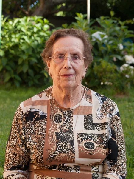 Mulher idosa retrato ao ar livre . — Fotografia de Stock