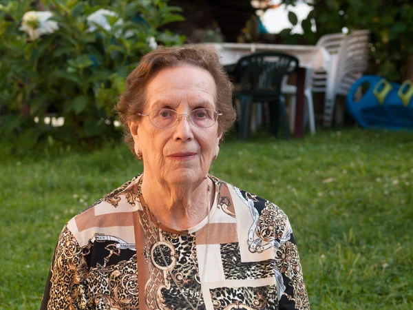 Mulher idosa retrato ao ar livre . — Fotografia de Stock