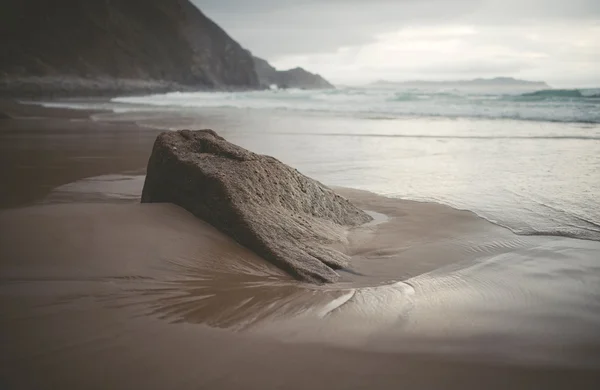 Roca en la arena — Foto de Stock