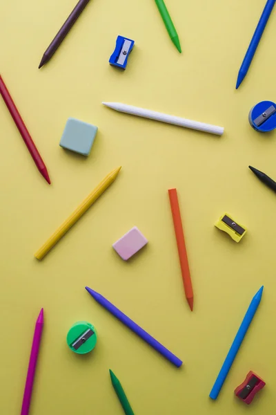 Ceruzák, ceruzahegyezők és törlők, különböző színekben — Stock Fotó