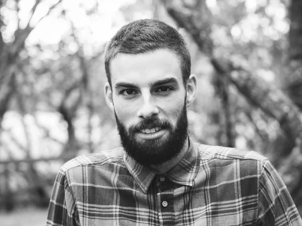 Retrato de hombre Hipster en blanco y negro — Foto de Stock