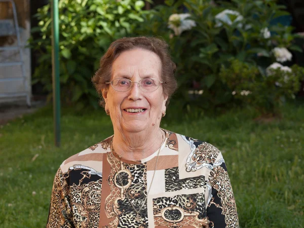 Äldre kvinna porträtt utomhus. Stockfoto