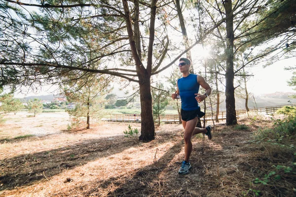 Hombre corriendo en un bosque al aire libre —  Fotos de Stock