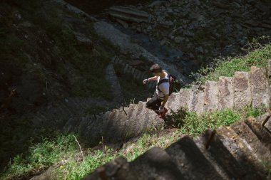 Bazı merdivenlerden aşağı Ultra iz runner