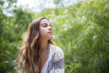 Gözleri kapalı güzel bir kadın.