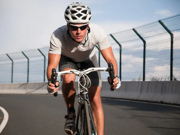 Retrato de ciclista em ação na estrada — Fotografia de Stock