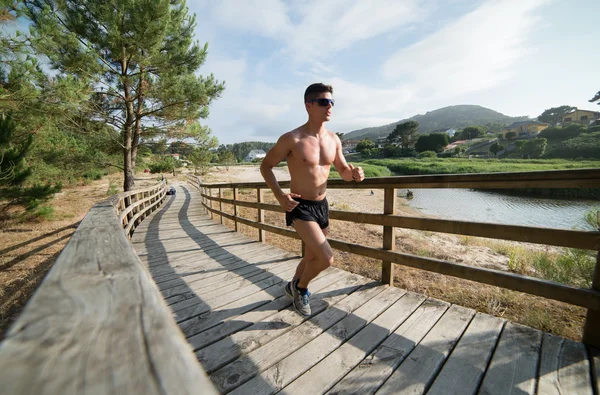 Man kör i en strandpromenad utomhus — Stockfoto