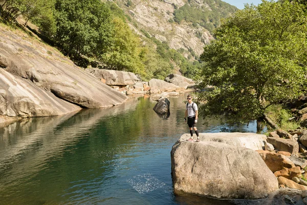 Ultra trail runner portrét v přírodě — Stock fotografie