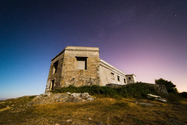 Ruínas de um antigo edifício militar numa fotografia nocturna com — Fotografia de Stock