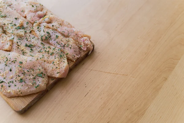 Filetes de pollo sazonados listos para cocinar — Foto de Stock