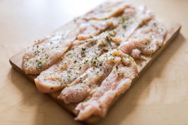 Filetes de pollo sazonados listos para cocinar — Foto de Stock