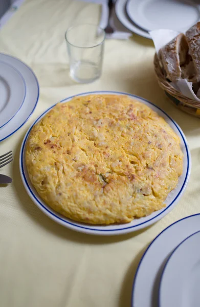 Omelette spagnola su un tavolo — Foto Stock