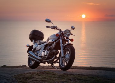 Bir gün batımı motosiklet