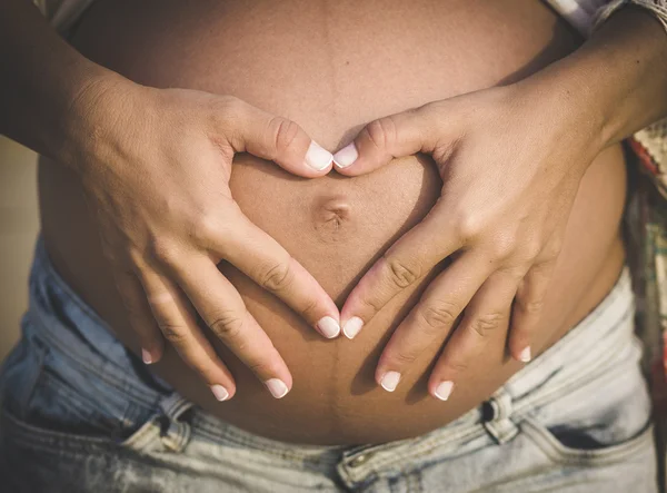 Heart pregnancy Waiting for the loved one to arrive — Stock Photo, Image