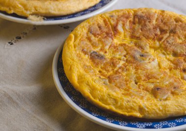 bir stüdyoda çekim İspanyol omlet.