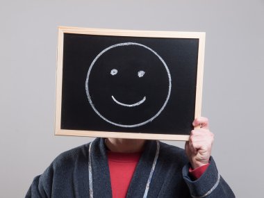 adam bir pano ile yüzü gülen yüz ile gizleme 