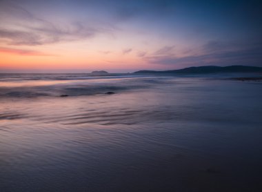 alacakaranlık kumsalda