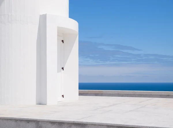 Puerta blanca y el mar más allá —  Fotos de Stock