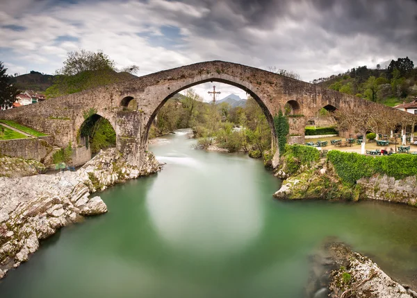 Old Roman stone bridge in Cangas de Onis (Asturias), Spain. — Stock Photo, Image