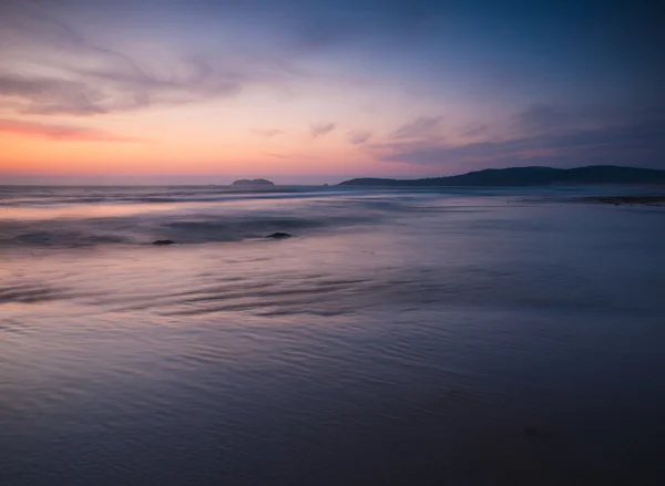 Playa en el crepúsculo — Foto de Stock